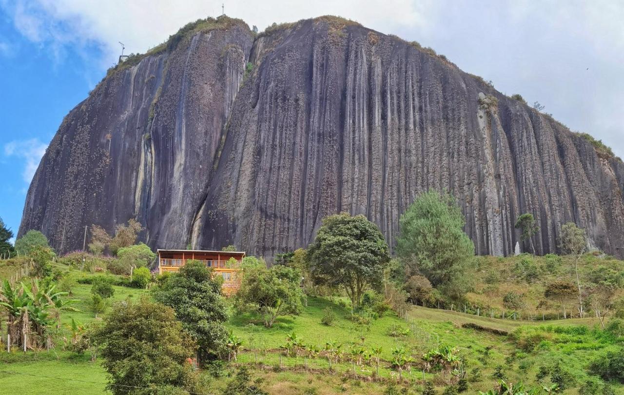 Descanso Bajo La Piedra Del Penol Guatapé Exterior foto