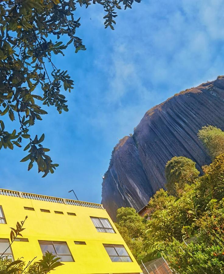 Descanso Bajo La Piedra Del Penol Guatapé Exterior foto