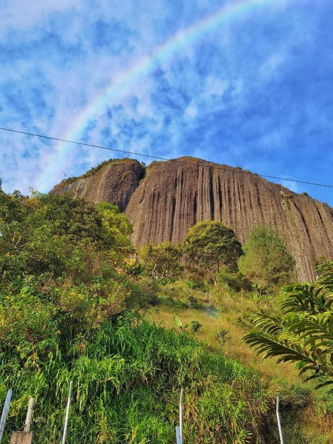 Descanso Bajo La Piedra Del Penol Guatapé Exterior foto
