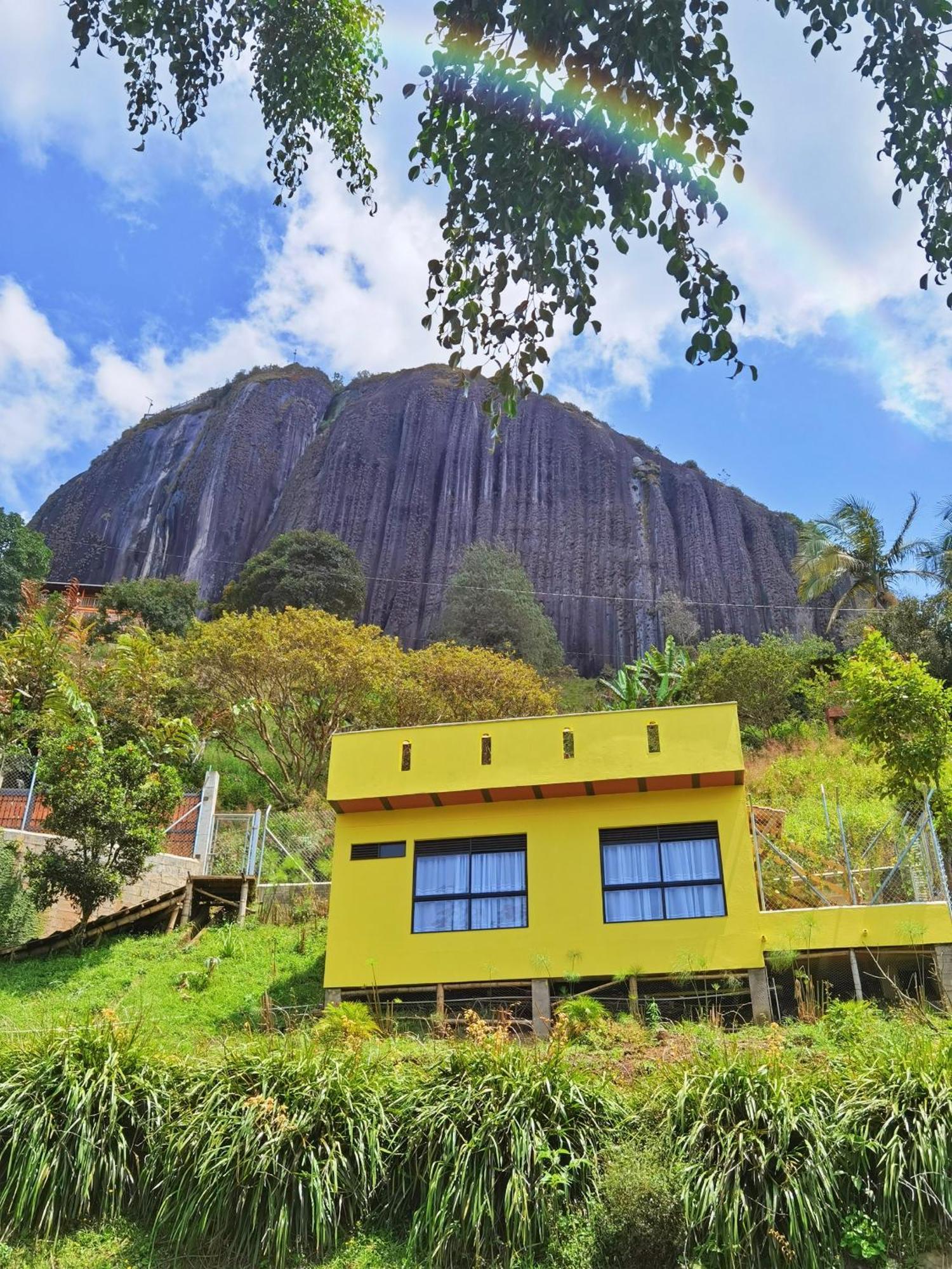 Descanso Bajo La Piedra Del Penol Guatapé Exterior foto
