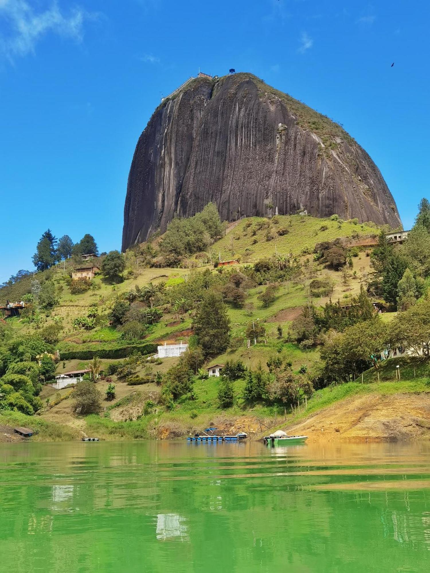 Descanso Bajo La Piedra Del Penol Guatapé Exterior foto